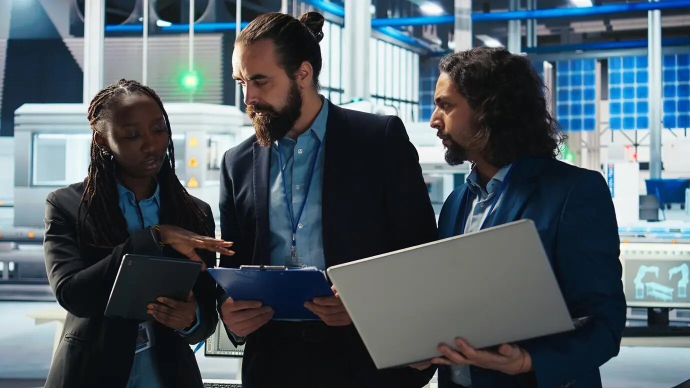 Im Team arbeitende Ingenieure einer Photovoltaikfabrik, die an günstigeren Solarlösungen forschen.