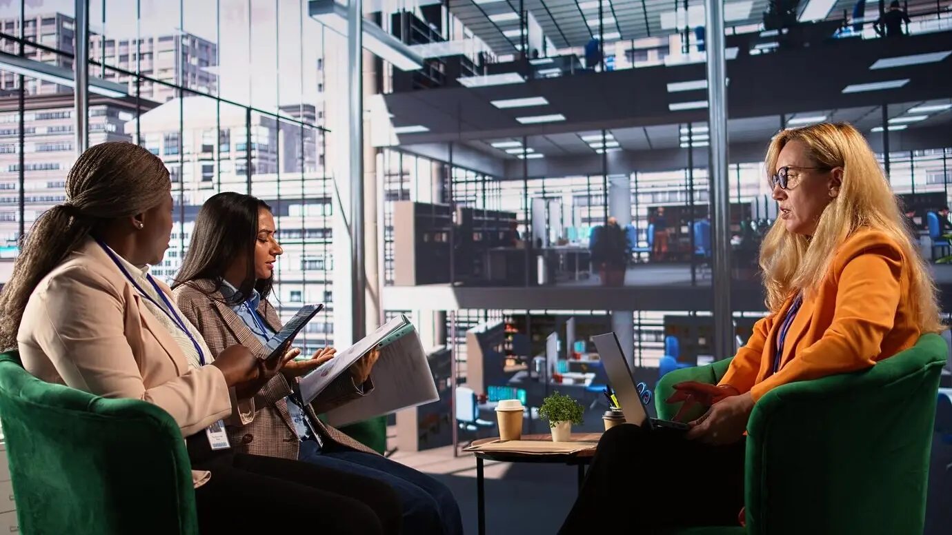 Die Generaldirektorin überprüft gemeinsam mit ihrem Team Datenanalysen für einen erfolgreichen Entwicklungsplan.